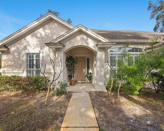 Spacious & Private Retreat in Green Cove Springs! - Green Cove Springs - Building