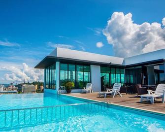 Sky Hotel Kota Kinabalu - Kota Kinabalu - Pool