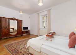 Heart of the City Apartments Market Square Cracow by Renters - Krakow - Living room