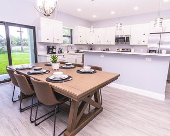 2023 Built! FineArt, Putt-Putt, Hammock, Backyard, Pet and Kid friendly - Jupiter - Dining room