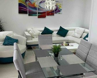 Warm and Inviting home in Fairview - With Outdoor Hot tube - Merthyr Tydfil - Living room