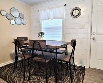 Two Waterfront homes with two private docks, two hot tubs, Seven bedrooms and 4 bathrooms with boat lift. - Cape Carteret - Comedor