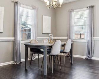 Family-Friendly 4br Home With Bbq & Free Parking - Raeford - Comedor