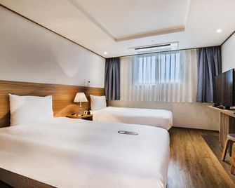 Hotel Rest Seogwipo - סאוגוויפו - חדר שינה