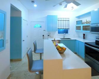 Beautiful 2 Bedroom Townhome minutes from Gracebay Beach! - Grace Bay - Cocina