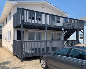 Oceanside Duplex 7 houses to Ocean 2nd floor - Long Beach - Building