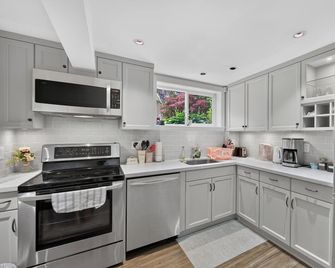 Tranquil Garden Level Retreat Near Ubc & Airport - Vancouver - Kuchyň