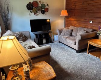 1 bed, 1 bath Central DM by VA Hospital North of Drake University No Stairs. - Des Moines - Living room