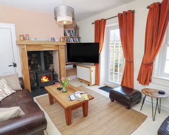 7 Coastguard Cottages, Family Friendly, With A Garden In Bognor Regis - Bognor Regis - Living room