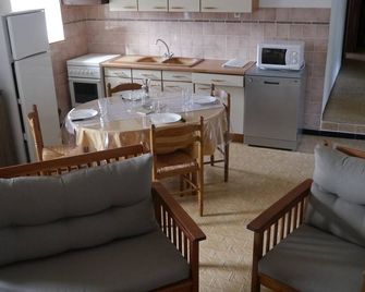 Gîte Ardèche, private and secluded swimming pool, large courtyard, terraces, Bâtisse XVII. - Les Assions - Dining room