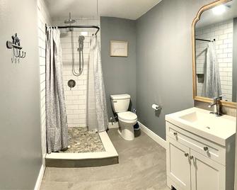 Restful Get -A - Away. 10 min from the beach!! - Largo - Bathroom
