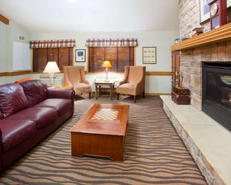 AmericInn by Wyndham Coon Rapids - Coon Rapids - Living room