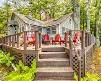 Lakefront cottage w/ beautiful views, furnished deck & cozy atmosphere - Orland - Edificio