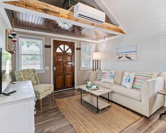 Romantic Nautical Hideaway! - Irondequoit - Living room