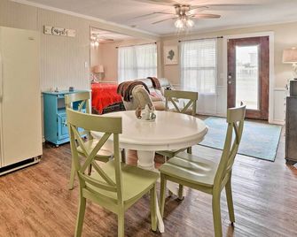 Rockport Bayfront Studio with Patio Casa Familia - Rockport - Dining room