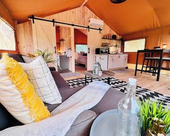 Tropical glamping with hot tub - Punta Gorda - Living room