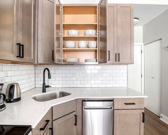 Wonderful Edgewater 1BR w/ Patio Deck & Gym, near lake, by Blueground - Σικάγο - Κουζίνα