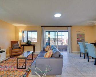 Tranquil Green Valley Home With Screened - Green Valley - Living room