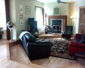 Historic Gothic Stone Church Home and Studio Loft - Smiths Falls - Sala de estar