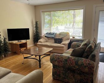 Charming Lakefront Cottage - Calabogie - Living room