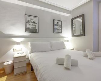 Pension Larrea - San Sebastian - Bedroom