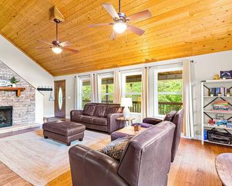 Relaxing 4-Bedroom Cottage on Smith Lake - Arley - Living room