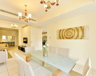 Amazing 4 Bed Villa| Private Pool | Stunning Garden | 10 Mins From Dubai Marina - Dubai - Sala pranzo