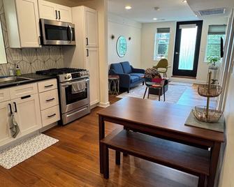 Charming 2-bedroom 1 bathroom with plunge pool, new gazebo @ Bridgeport Chicago - Chicago