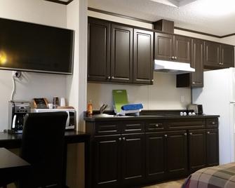 Bear's Den Lodge - Shaunavon - Küche