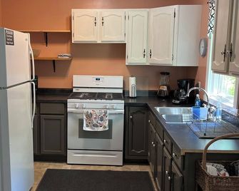 Go out on an Adventure! Relax & Unwind at our cozy & quiet location.Pet Friendly - Munising - Keuken
