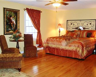Spacious Secluded Vacation Rental For Twelve Guests in Middletown, Ohio - Middletown - Living room