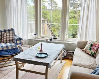 4 Person Holiday Home in Stavsnas - Djurhamn - Sala de estar
