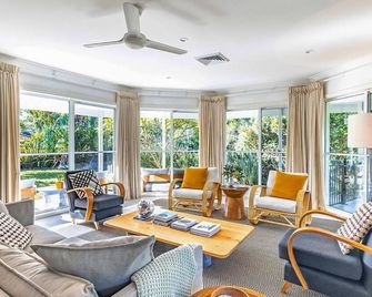 Celeste, 26 Bonito Street - Tranquil, Stylish & Pet friendly - Corlette - Sala de estar