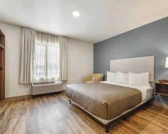 Budget-Friendly 3 Room Stay w/ King or Queen Bed Near Local Attractions - Newnan - Bedroom