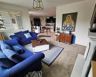 Five-bedroom vacation home located eight minutes from the Menifee Lakes Golf. - Menifee - Sala de estar