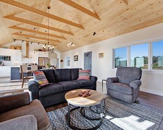 Luxurious, new coastal home w/modern kitchen, sweeping ocean and pastoral views - Albion - Living room