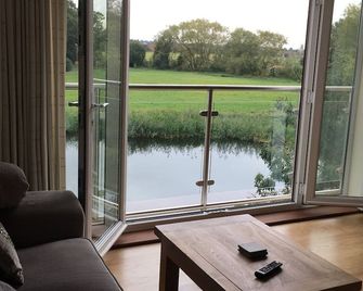 Riverside Penthouse 2Br & 2 Bath 2 Parking View Near St Neots - St. Neots