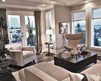 Sand and Salt Bed & Breakfast - White Rock - Living room