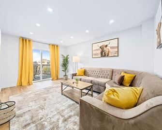 Stylish and Cozy 4 bedroom House - Barrie - Living room