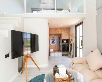 ฉันฉาย เบดแอนด์เรสเตอรอง - แม่วาง - ห้องนั่งเล่น