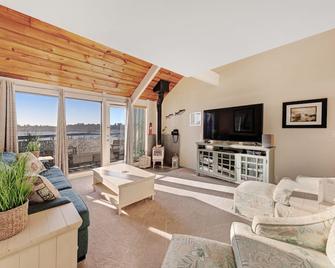 Embarcadero Bay View - Newport - Living room