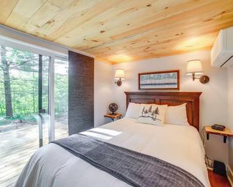 Modern Hersey Tiny Home with Private Hot Tub! - Evart - Habitación