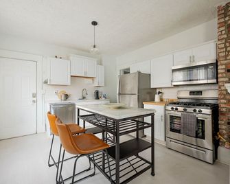 Lovely 2 Bedroom Unit with a Hot Tub - Cleveland - Kitchen