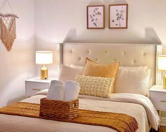 Cozy Oakville 1- Bedroom studio apt w/ private entrance/kitchen/wi-fi/parking - Oakville - Bedroom