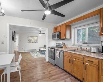 Bloomfield, Pittsburgh Large and Accessible 3 Bedroom Apr with Free Parking - Pittsburgh - Cocina
