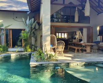 Mana Eco Retreat - Kuta - Zwembad
