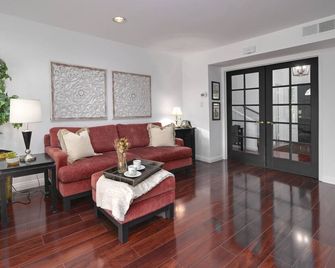 Thousand Oaks Pool Paradise—Private Home, Pool, & Free Heated Hot Tub! - Thousand Oaks - Wohnzimmer