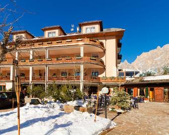 Boutique Hotel Villa Blu Cortina - Cortina d'Ampezzo - Building