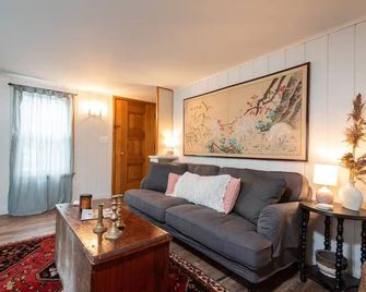 Creekside farmhouse w/ fireplace & hot tub - West Coxsackie - Living room