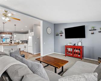 Located near Mt. Rushmore, the Black Hills, Badlands National Park & more!! - Hermosa - Sala de estar